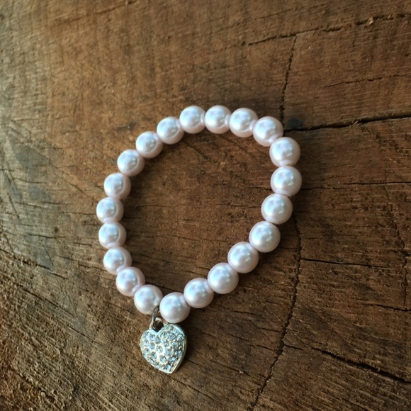 Artificial Pearls Bracelet with Heart Centerpiece - Picture 4 of 9